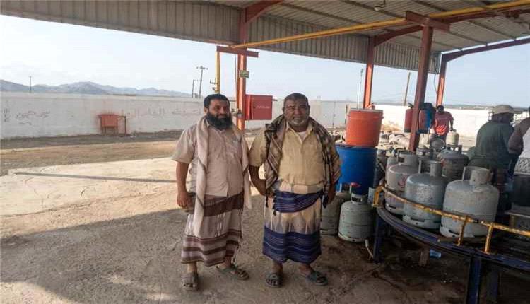 مندوب الغاز بأبين يتفقد محطات خنفر ويتابع توزيع 4500 أسطوانة