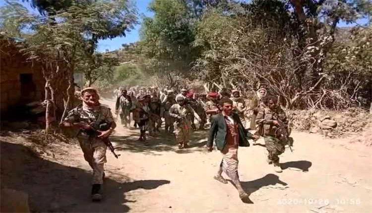 استسلام 56 حوثيًا للقوات الحكومية في جبهة الأقروض بتعز