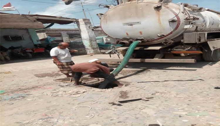 أعمال ميدانية لفتح انسدادات الصرف الصحي في الشيخ عثمان