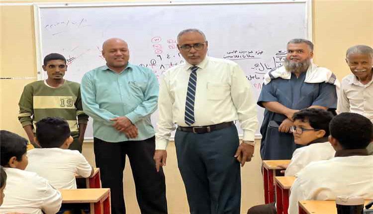 تربية المكلا تطّلع على مستوى التعليم والأنشطة في مدرسة السلامة الأهلية