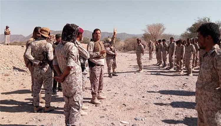 قائد محور عتق يتفقد مواقع القوات في مرخة العليا بشبوة