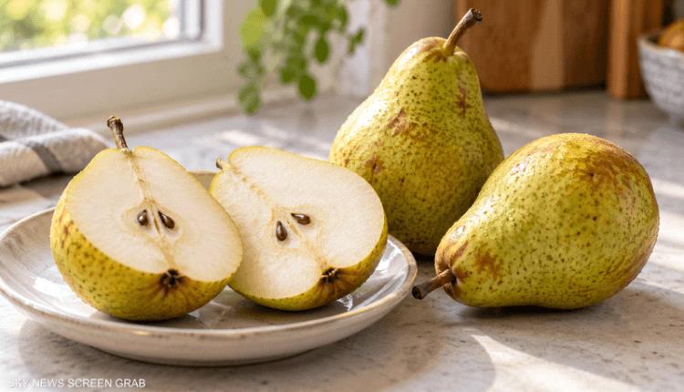 الكمثرى بقشرتها.. فاكهة غنية بالألياف تدعم الأمعاء والقلب