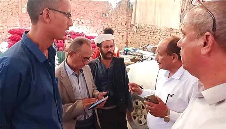 تعز.. حملة رقابية ترصد مخالفات في أسعار الخضروات والفواكه وتحيل التجار للنيابة