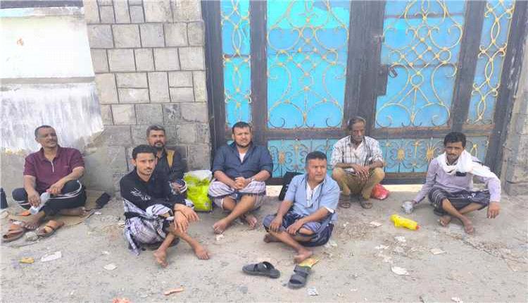 حراس «الإنقاذ الدولية» في أبين يحتجون بعدن للمطالبة بمستحقاتهم المالية