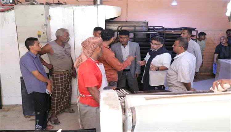 رواد» توزع 200 حقيبة مدرسية على طلاب الأسر المحتاجة والنازحة في مودية