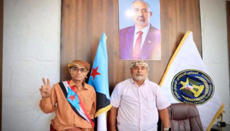انتقالي حضرموت يدين إزالة أعلام الجنوب ويتضامن مع الشاعر الكلدي
