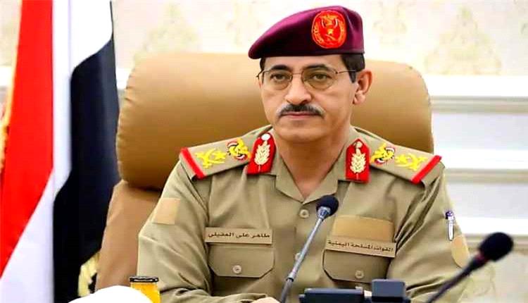 وزير الدفاع يرفض هدنة حوثية ويؤكد استمرار العمليات العسكرية