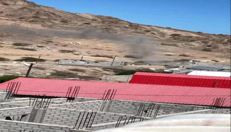 انفجارات تهز المكلا وسط أنباء عن استهداف موقع في هضاب المدينة