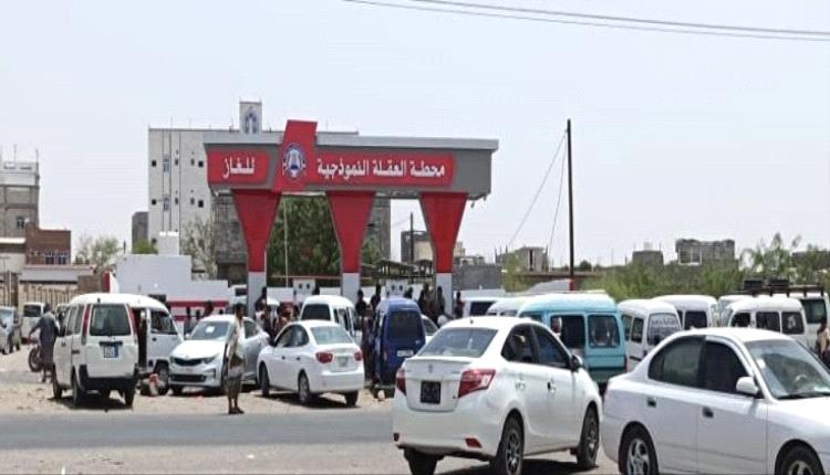 عودة طوابير الغاز في لحج عقب توقف عدد من محطات البيع