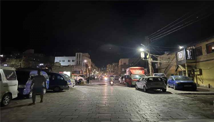 صيرة تعزز الإنارة بالطاقة الشمسية وتركيب 35 كشافًا في عدد من شوارعها