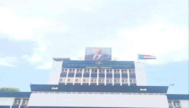 إعادة رفع صورة عيدروس الزُبيدي فوق مقر الجمعية الوطنية في عدن