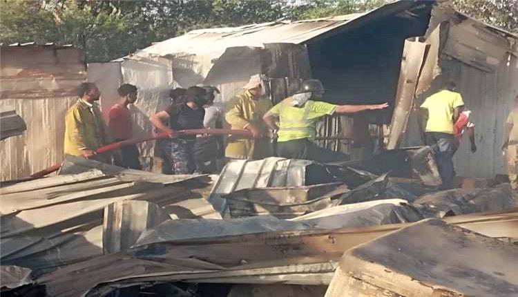 حريق يدمّر 15 مسكنًا في مخيم للاجئين بسيئون وخسائر تُقدّر بـ20 مليون ريال