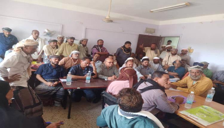 سلطة تبن بلحج تقر إنشاء غرفة عمليات أمنية وتكثّف إجراءات حصر النازحين