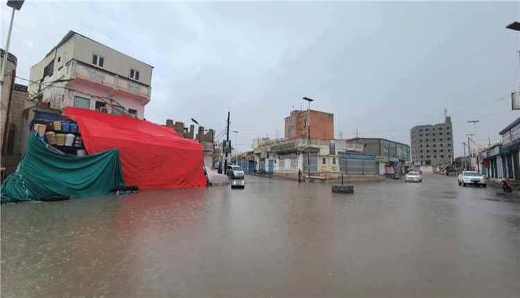 أمطار غزيرة تضرب المهرة وتوقعات بامتداد المنخفض الجوي إلى حضرموت
