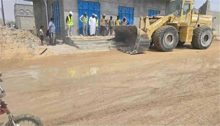 حصوين تواصل إزالة العوائق تمهيدًا لسفلتة الشارع العام