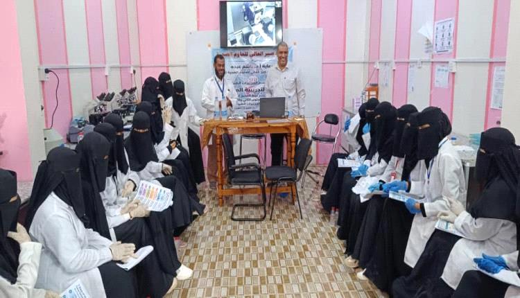 معهد صبر الصحي ينفذ دورة تطبيقية في تحضير عينات الأنسجة لطلاب المختبرات