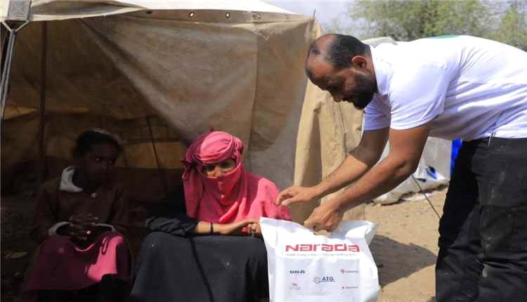 مركز الطاقة الخضراء يدعم مخيمات النازحين في عدن بإنارة شمسية
