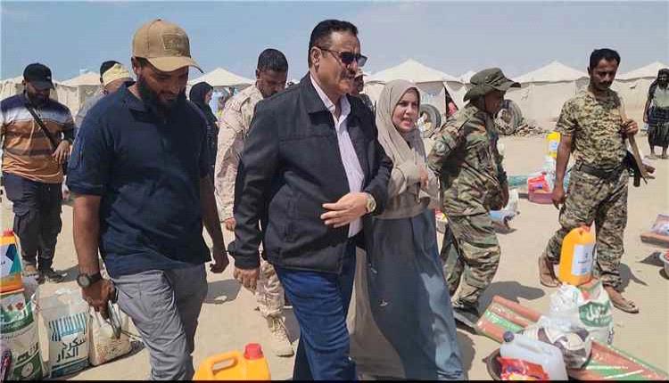 وزيرة الدولة لشؤون المرأة ومدير البريقة يتفقدان مخيم الفردوس للنازحين في عدن
