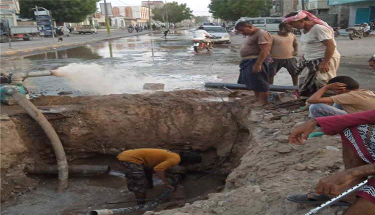صيانة مياه أبين تنهي خلل خط التعويضات وتعيد ضخ المياه إلى المنطقة