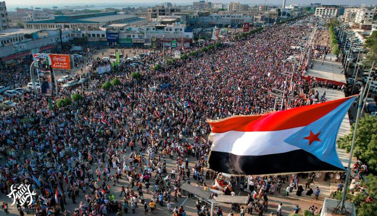شاهد بالصورة.. طوفان بشري يجتاح ساحة العروض بعدن في مليونية التعبئة العامة والاستنفار الجنوبي
