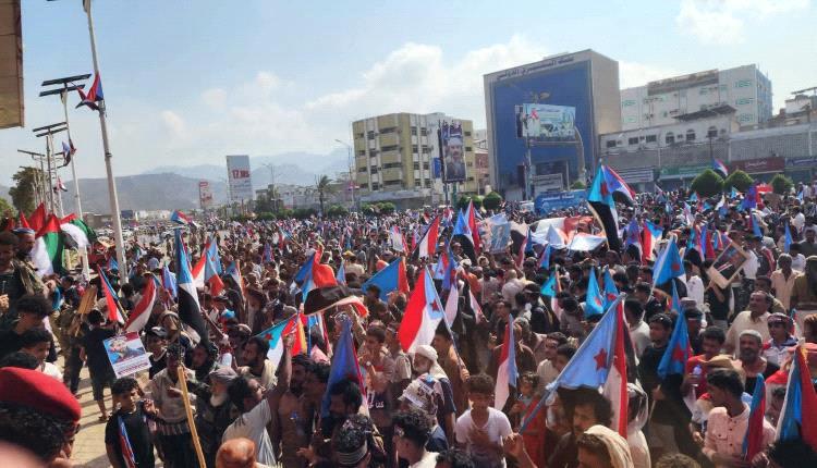 عاجل : ساحة العروض بعدن تكتظ بالحشود المليونية.. الجنوب يعلن التعبئة العامة