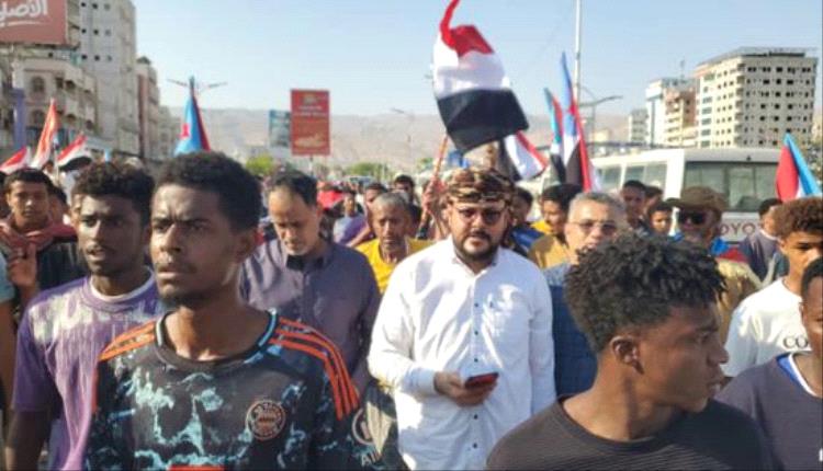 حشود جماهيرية تتوافد إلى ساحة القرار بسيئون للمشاركة في مليونية التعبئة بحضرموت
