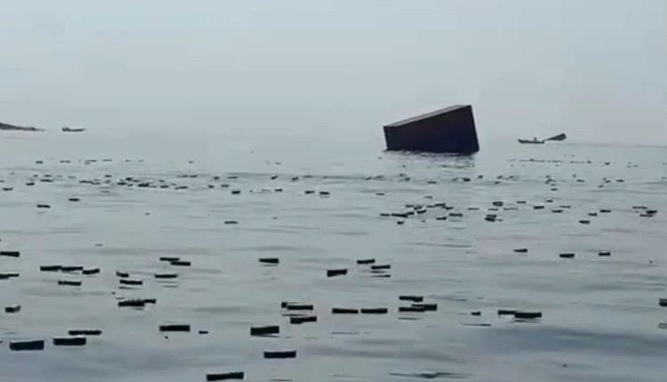 بالصور.. البحر يلفظ حمولة سفينة إماراتية غارقة في مضيق هرمز والآيفون يطفو بالمئات