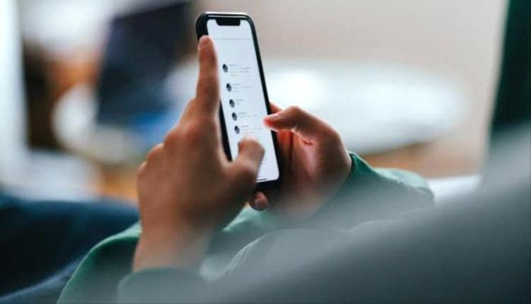 تصفّح الهاتف صباحًا.. عادة يومية قد تؤثر في التركيز والمزاج