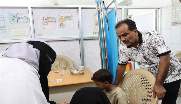 الزهري يتابع تطوير الخدمات الصحية بخورمكسر ويدشّن دعم المجمع الصحي بالطاقة الشمسية