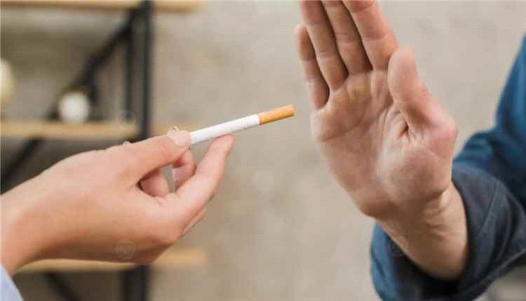 بذور عباد الشمس والمصاصات.. وسائل بسيطة لتخفيف الرغبة في التدخين