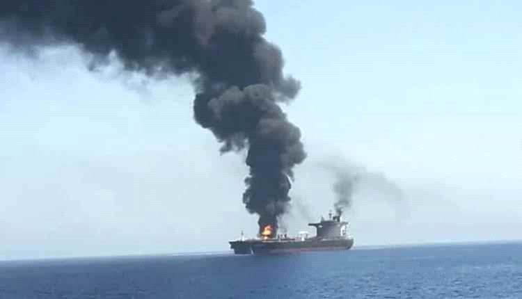 إصابة شخص وأضرار مادية إثر استهداف قاطرة بحرية قبالة خورفكان