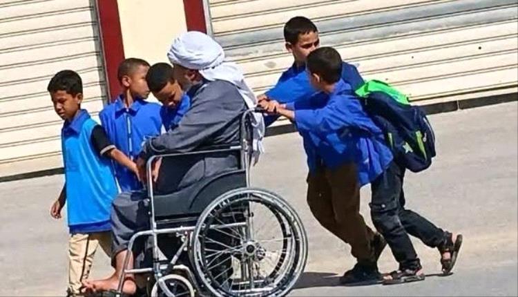 صورة إنسانية لأطفال جزائريين يساعدون مسنًا مقعدًا تحظى بتفاعل واسع