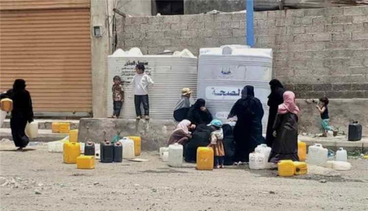 تعز تواجه أزمة مياه متفاقمة وسط اتهامات بعرقلة وصول الإمدادات