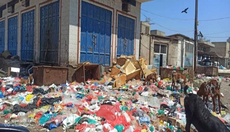 للمرة الثانية.. شلل يصيب قطاع النظافة بعدن بسبب إضراب السائقين