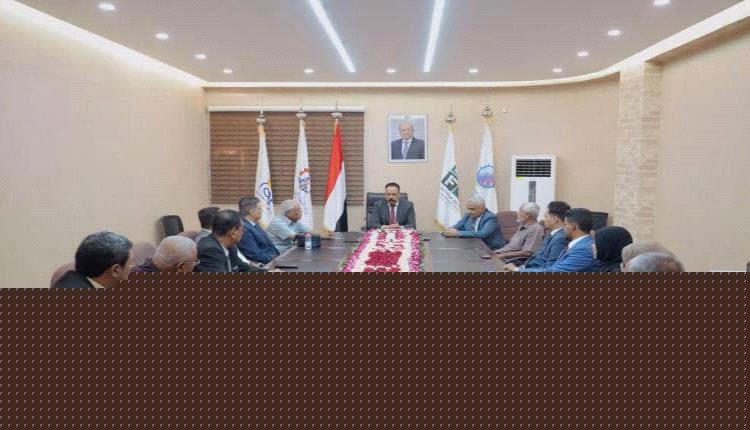 وزير الأشغال يوقّع خمسة عقود لتأهيل طرق في أربع محافظات