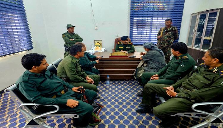 مدير شرطة شبوة يتفقد الجاهزية الأمنية في عتق ويوجه بسرعة التعامل مع بلاغات المواطنين
