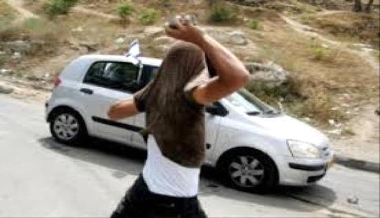 إصابة ثلاثة فلسطينيين إثر انقلاب مركبتهم بعد اعتداء مستوطنين بالحجارة