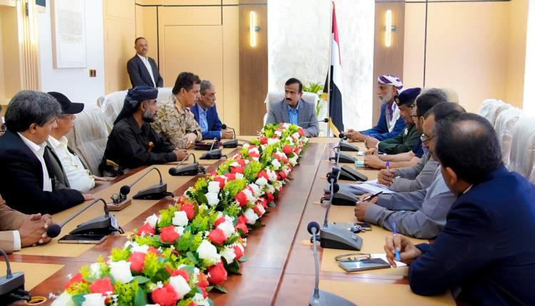 المحافظ بن الوزير يترأس اجتماع لجنة دعم وإسناد الجبهات ويؤكد مضاعفة الجهود وتعزيز صمود المقاتلين