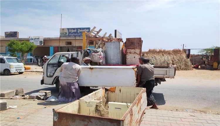 حملة ميدانية لإزالة البسطات العشوائية من شوارع فوه بالمكلا