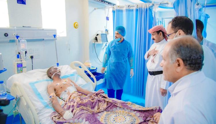 المحافظ بن الوزير يطمئن على أوضاع جرحى العملية الإرهابية ويؤكد استمرار الرعاية الطبية وتوفير كافة أوجه الدعم لهم