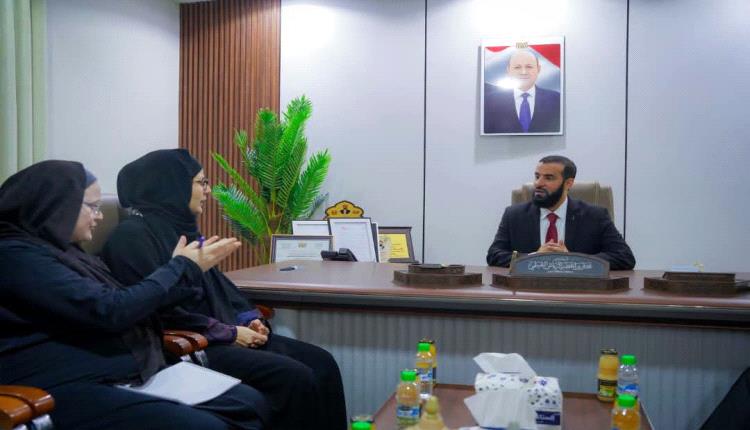محافظ أبين يلتقي بعثة اللجنة الدولية للصليب الأحمر ويشيد بتدخلاتها الإنسانية