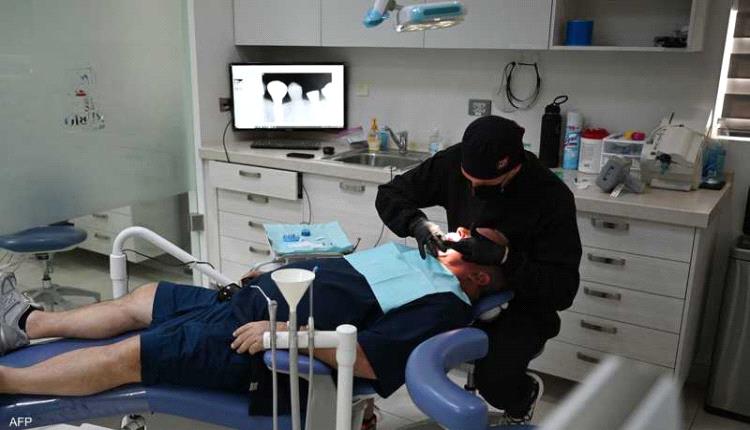 دراسة تكشف سبب فشل بعض زراعات الأسنان رغم المضادات الحيوية