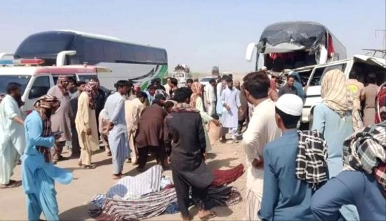 مصرع 13 شخصًا وإصابة 21 آخرين في تصادم مروع بباكستان


