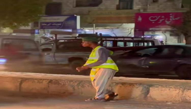 مواطن من ذوي الإعاقة يشارك رجال المرور في تنظيم حركة السير بالبريقة
