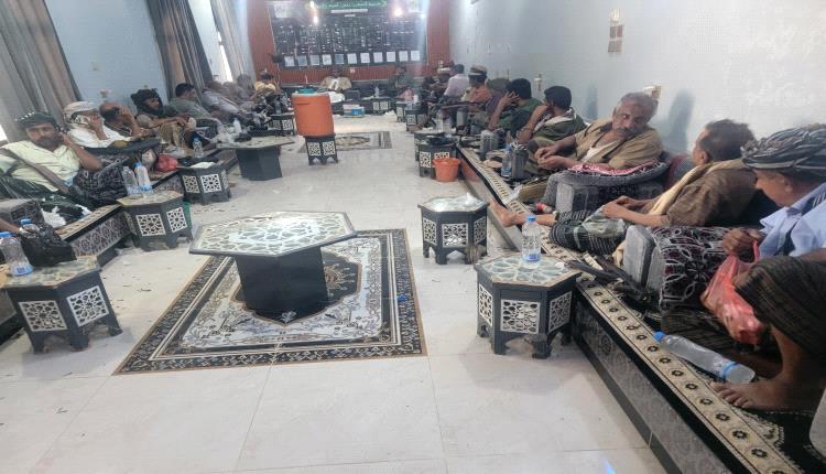 مدير عام أحور يعقد اجتماعاً طارئاً لمناقشة تداعيات مقتل مواطن في الخط الساحلي