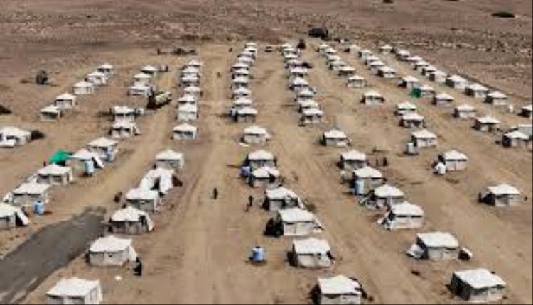 الحوثيون يقصفون مخيم نازحين في رأس عمران غرب عدن بثلاثة صواريخ باليستية