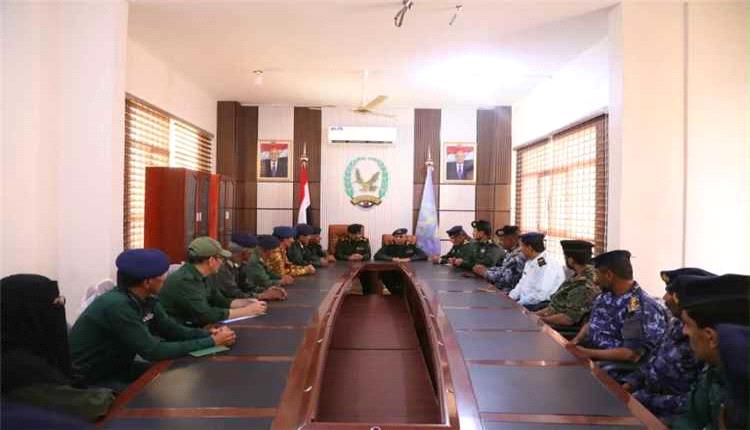محافظ شبوة وقيادات بوزارة الداخلية يبحثون رفع الجاهزية وتعزيز التنسيق الأمني