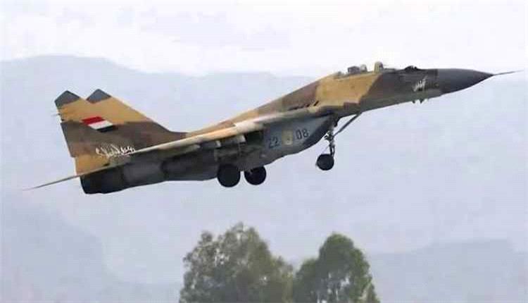 الطيران الحربي يشن 8 غارات على مواقع للحوثيين غربي تعز