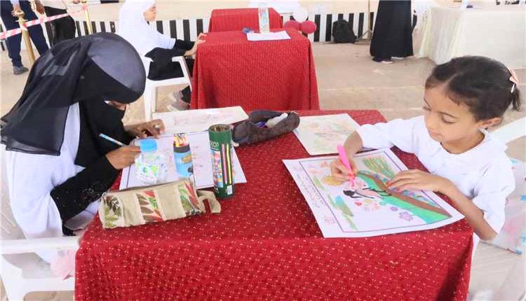 طالبات سيئون يوظفن الفن للتوعية بسرطان الثدي ضمن فعاليات «الشهر الوردي»