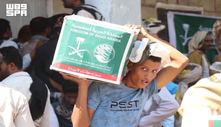مركز الملك سلمان يوزع 3200 سلة غذائية للنازحين في لحج